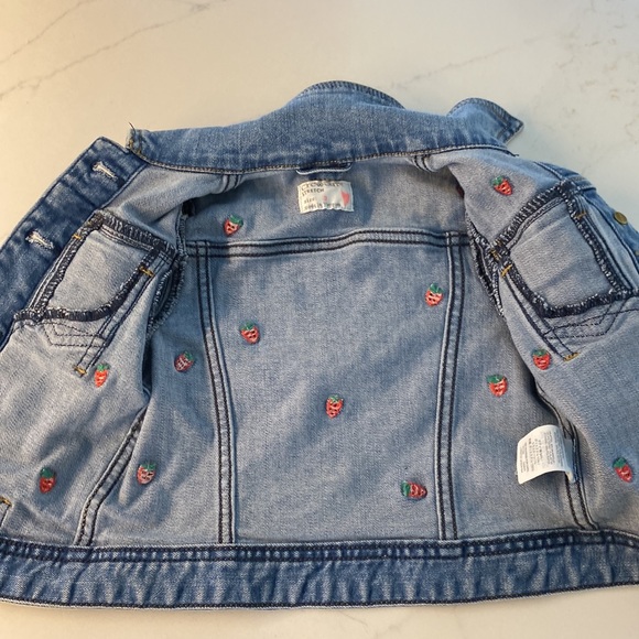 Barely used jacket by 4 y/o.  Perfect condition not a stitch out of place. - Picture 6 of 10